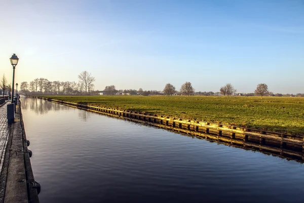 River kanaler i Giethoorn, Nederländerna. — Stockfoto