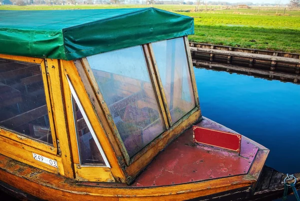 Vintage excursion boat for transportation of tourists across river canals in Giethoorn, Netherlands. — Stock Photo, Image