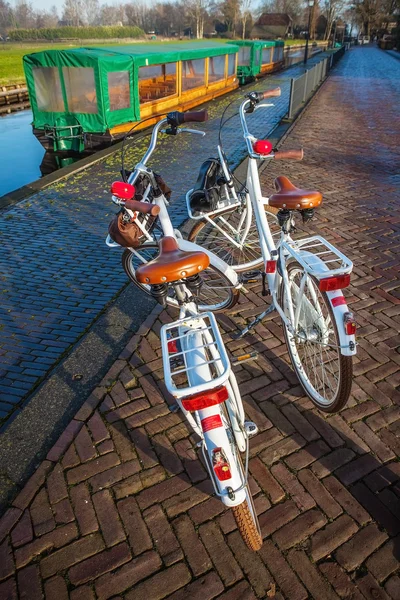 Duas bicicletas brancas estacionadas perto do aterro . — Fotografia de Stock