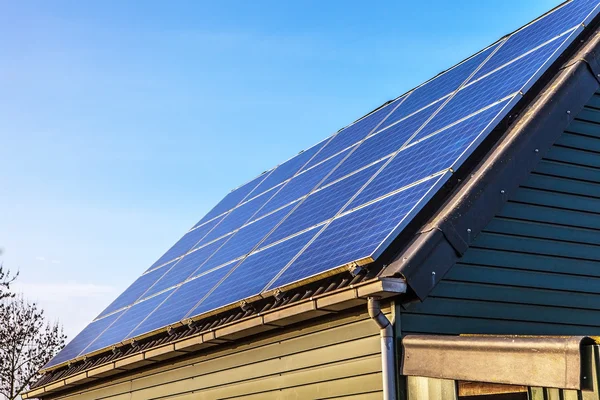 Технология производства солнечной энергии на крыше дома, альтернативная энергетика и экология защиты окружающей среды . — стоковое фото