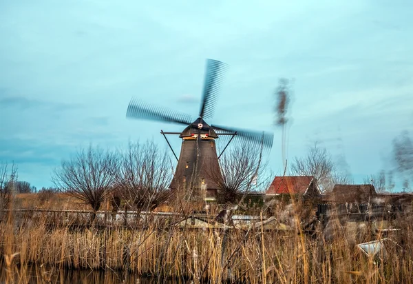 Molinos de viento y canal de agua al atardecer en Kinderdijk, Holanda. — Foto de Stock