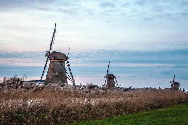 Windmolens en waterkanaal bij zonsondergang in Kinderdijk, Nederland. — Stockfoto