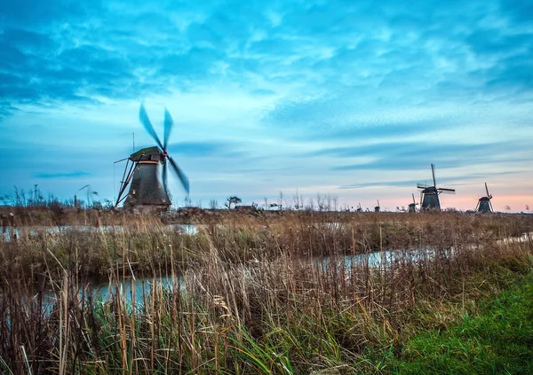 Ветряные мельницы и водный канал на закате в Киндердейке, Голландия. — стоковое фото