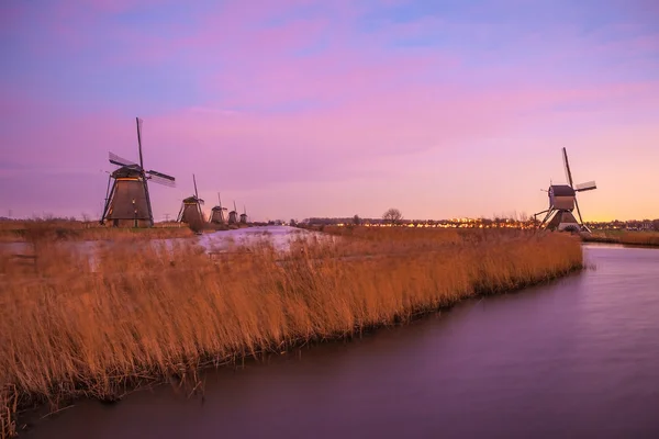 Windmolens en waterkanaal bij zonsondergang in Kinderdijk, Nederland. — Stockfoto