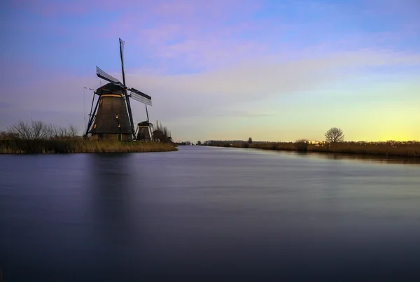 Mulini a vento e canale d'acqua al tramonto a Kinderdijk, Olanda. — Foto Stock