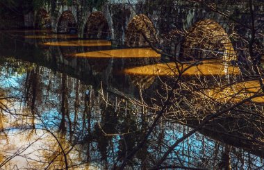 Antik taş köprü Nehri Bruges, Belçika.