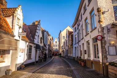 Brugge, Belçika - 17 Ocak 2016: Şehir sokak gün anda üzerinde 17 Ocak 2016 yılında Brugge - Belçika.