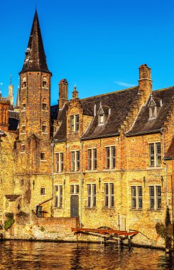 Bruges, Belçika. Brugge, Katelijnestraat nehir kanal Rozenhoedkaai ile görüntü.