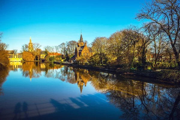 Middeleeuwse gebouw (kasteel) op liefde meer, Minnewater Park in Brugge, België — Stockfoto