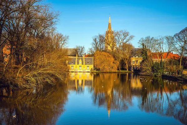 Middeleeuwse gebouw (kasteel) op liefde meer, Minnewater Park in Brugge, België — Stockfoto