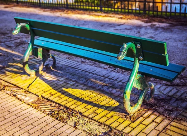 Oude houten bank buiten. — Stockfoto