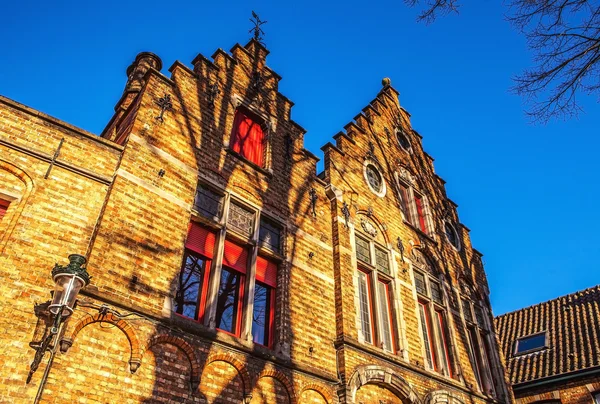 Gamla byggnaden av medeltida Brugge, Belgien. — Stockfoto