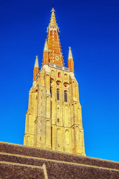 Igreja Medieval de Nossa Senhora em Bruges à noite ensolarada, Bélgica . — Fotografia de Stock