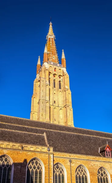 Igreja Medieval de Nossa Senhora em Bruges à noite ensolarada, Bélgica . — Fotografia de Stock