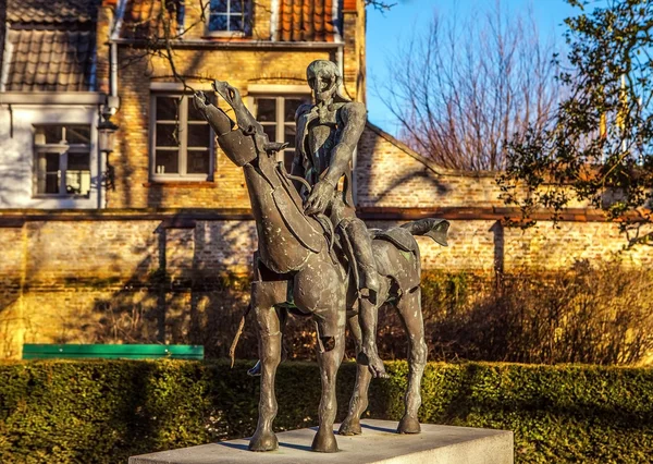 Vier ruiters van de Apocalyps standbeeld in Brugge, België. — Stockfoto