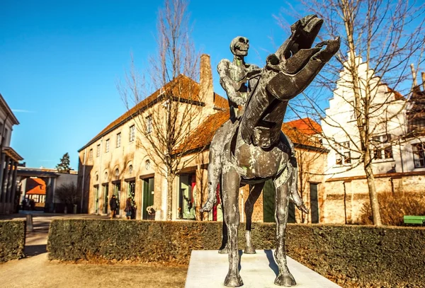 Vier ruiters van de Apocalyps standbeeld in Brugge, België. — Stockfoto