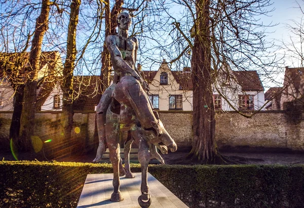 Vier ruiters van de Apocalyps standbeeld in Brugge, België. — Stockfoto