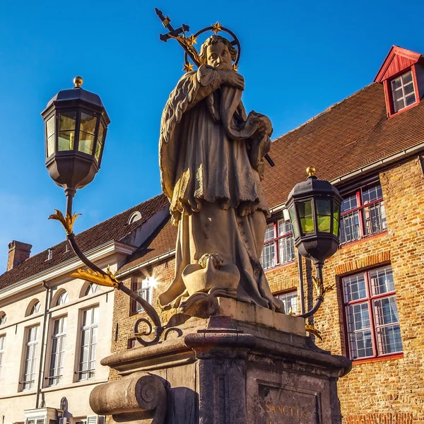 Estatua de San Juan Nepomuk en el puente. Brujas, Bélgica . — Foto de Stock