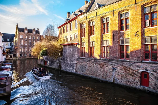 Régi épület a középkori Brugge, Belgium. — Stock Fotó