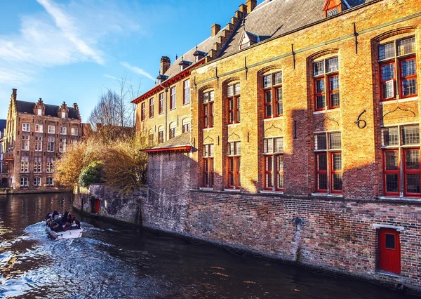 Régi épület a középkori Brugge, Belgium. — Stock Fotó