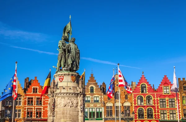 BRUGGE, BELGIQUE - 17 JANVIER 2016 : Statue de Jan Breydel et Pieter De Coninck, héros de la bataille des éperons, 1302, Bruges, patrimoine mondial de l'Unesco. 17 janvier 2016 à Bruges - Belgique . — Photo