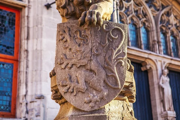 Lion statue with coat of arms shield. — Stock Photo, Image