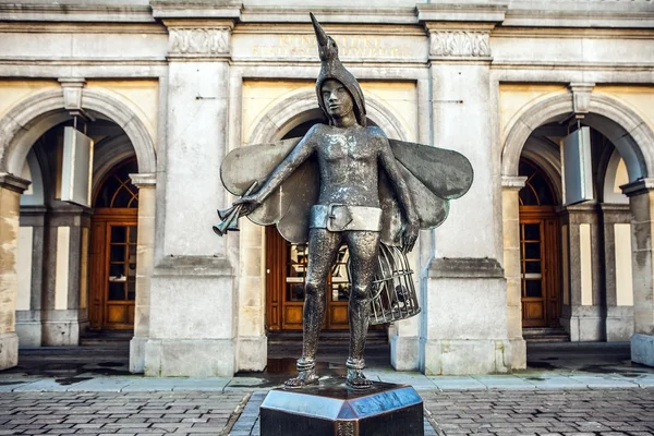 Statue of bird-catcher Papageno (character of Mozarts opera) in front of Stadsschouwburg Theatre. Historic center of Bruges (UNESCO World Heritage Site), West Flanders, Belgium — Stock Photo, Image