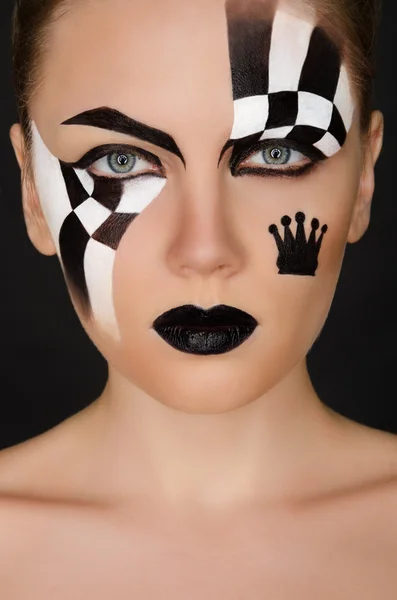 Gesicht einer Frau mit schwarz-weißem Muster — Stockfoto