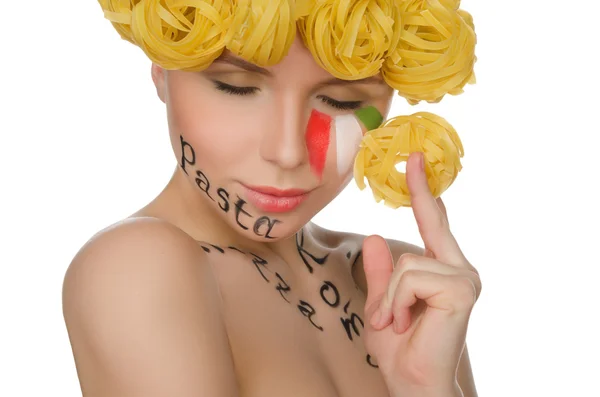 Giovane donna con pasta per capelli e simboli d'Italia — Foto Stock