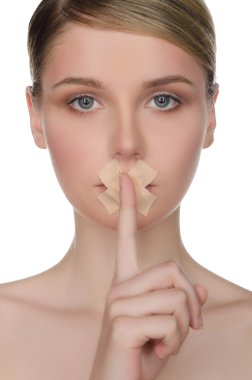 sıva ve parmak ile güzel kadının yüzü