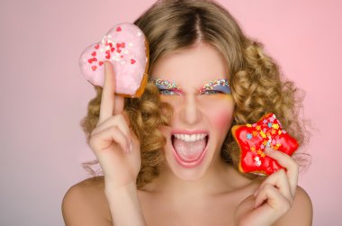 iki donut ile güzel bir kadın