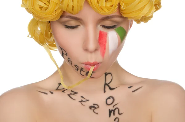 Femme avec des pâtes à l'italienne — Photo