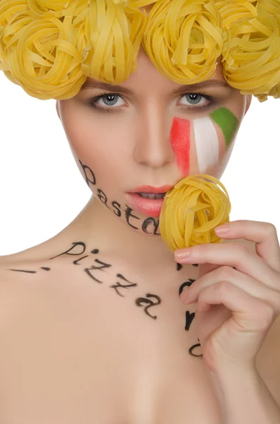 Bella donna con pasta in stile italiano — Foto Stock