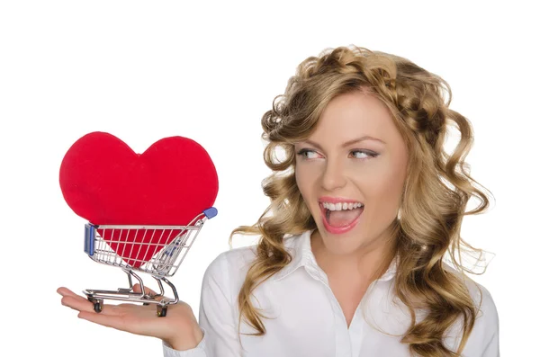 Bella donna con cuore nel carrello della spesa — Foto Stock