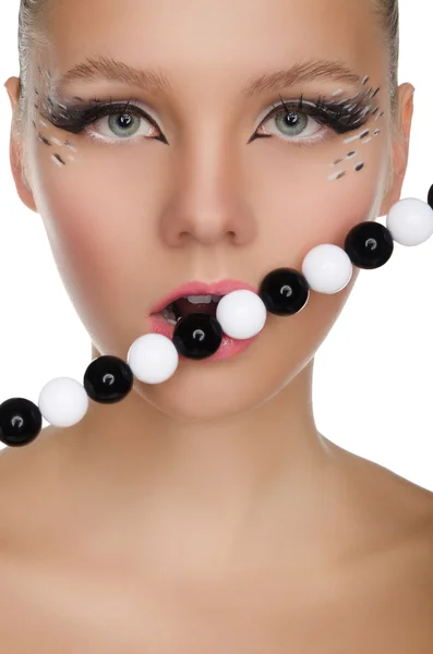 Vacker kvinna med svarta och vita pärlor — Stockfoto
