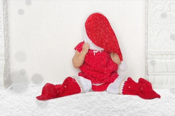 Niña en traje de Santa sentado en el suelo con nieve — Foto de Stock