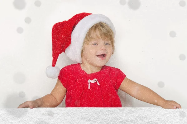 Gelukkig meisje in Santa pak met sneeuw — Stockfoto