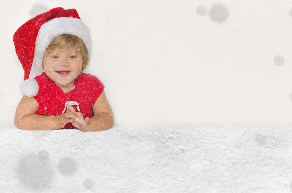 Gelukkig Europees meisje in Santa pak met sneeuw — Stockfoto