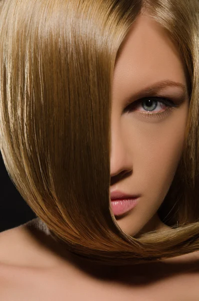 Retrato de mulher com belo cabelo liso — Fotografia de Stock