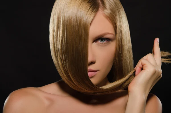 Junge Frau mit schönen glatten Haaren — Stockfoto
