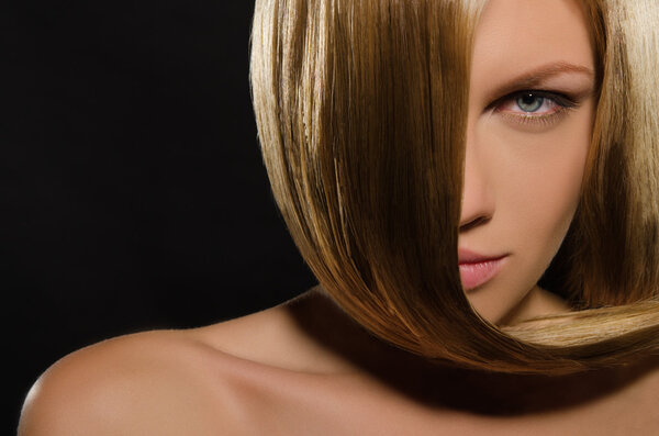 Красивая молодая женщина с прямыми волосами
