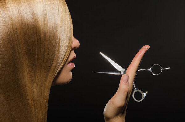 Красивая женщина с прямыми волосами и ножницами
