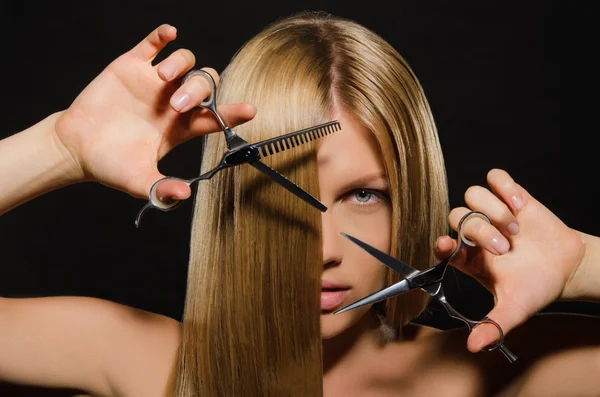 Mujer con pelo liso y tijeras — Foto de Stock