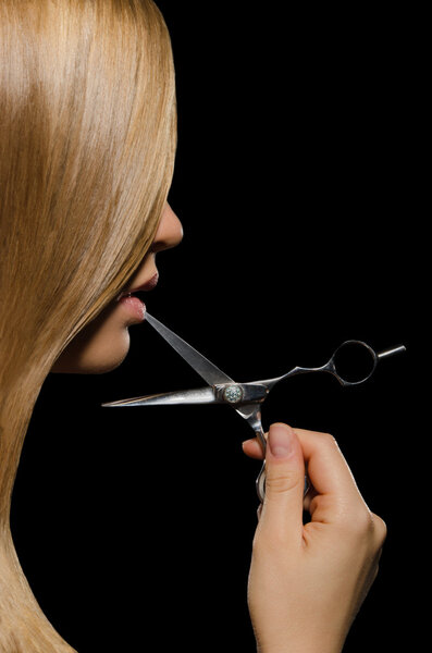 молодая женщина с прямыми волосами и ножницами рот
