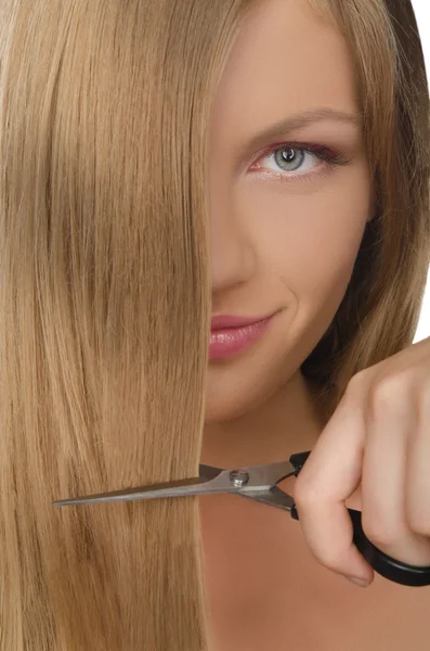 Giovane donna con capelli lisci e forbici — Foto Stock