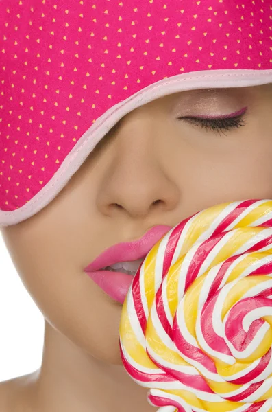 Frau mit Bonbons im Mund und Augenbinde — Stockfoto