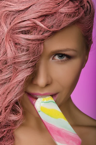 Mulher bonita com cabelo rosa e doces — Fotografia de Stock