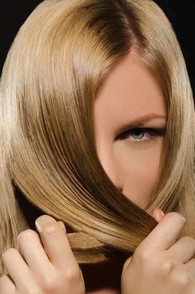 Cara femenina y hermoso cabello liso — Foto de Stock