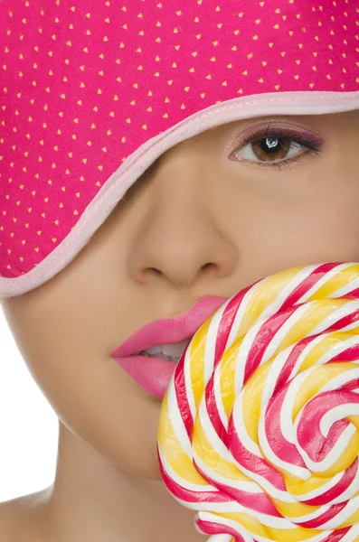 Mujer sexy con dulces en la boca y los ojos vendados — Foto de Stock
