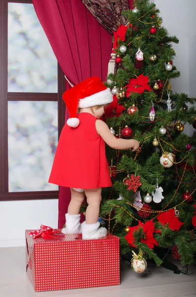 Niño vestido como Santa decora árbol de Navidad — Foto de Stock